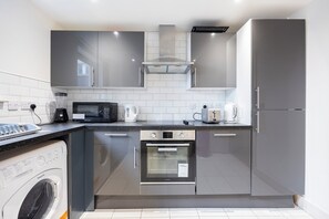 Fridge, microwave, oven, stovetop - Large Spacious Apartment Canary Wharf E14- GROUP Accommodation (London)
