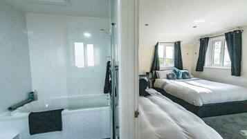 5 quartos, ferros/tábuas de passar roupa, berço de viagem