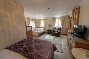 5 habitaciones, tabla de planchar con plancha y cuna de viaje 