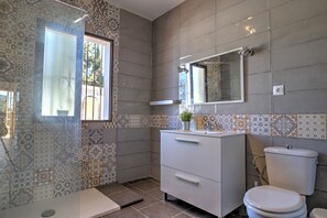 Douche, sèche-cheveux, bidet, serviettes fournies