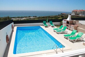 Outdoor pool - Private villa, sea front, private pool, games room, fast Wifi (Ericeira)