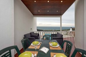 Outdoor dining - Private villa, sea front, private pool, games room, fast Wifi (Ericeira)