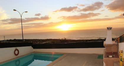 Private villa, sea front, private pool, games room, fast Wifi