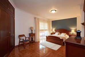 4 bedrooms, iron/ironing board, travel cot, free WiFi