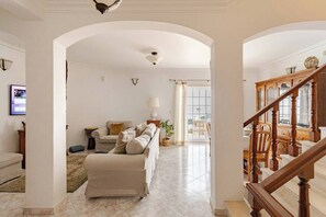 テレビ、暖炉、DVD プレーヤー、テーブルサッカー台