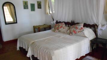 4 Schlafzimmer, Zimmersafe, Bügeleisen/Bügelbrett, Internetzugang