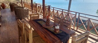Spacious family Villa with freshwater pool, private garden, South West Lombok