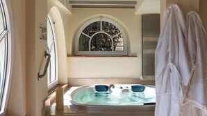 Un espace bien-être comprenant un jacuzzi, une fenêtre avec vue et un porte-serviettes.