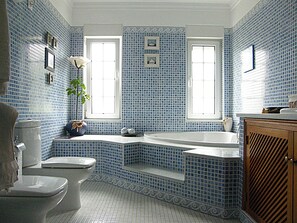 Duschwanne, Haartrockner, Bidet, Handtücher