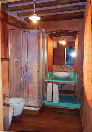 Shower, hair dryer, bidet, towels - Giglio: accommodation in an ancient 18th century farmhouse in the Santerno river valley (Firenzuola)