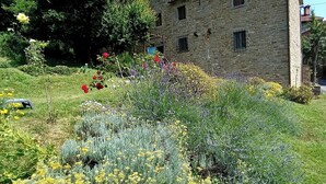 A stone building with a garden in front. - Giglio: accommodation in an ancient 18th century farmhouse in the Santerno river valley (Firenzuola)