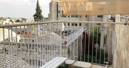 Airy, acogedor, cómodo cuarto y baño en el barrio judío de la Ciudad Vieja.