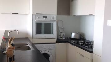 Een microgolfoven, een vaatwasser, een koffiezetapparaat/waterkoker