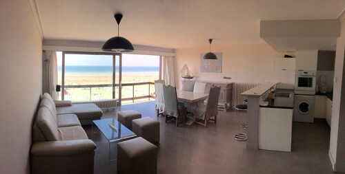Komplett renovierte Wohnung - direkt am Meer - 3 Schlafzimmer - 2 Balkone. 