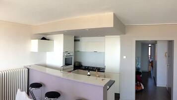 Een microgolfoven, een vaatwasser, een koffiezetapparaat/waterkoker