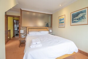 2 chambres, bureau, fer et planche à repasser, accès au Wi-Fi (inclus)