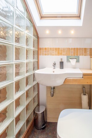 Combined shower/bathtub, jetted bath, hair dryer, bidet - Comfy Home in Central Hamilton, nr. Glasgow, Scotland. Train Station 4 min Walk (Hamilton)