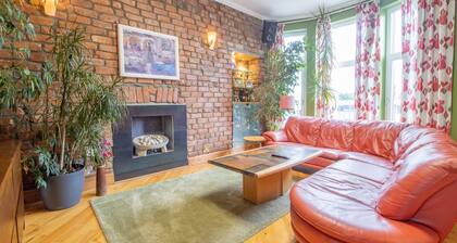 Comfy Home in Central Hamilton, nr. Glasgow, Scotland. Train Station 4 min Walk