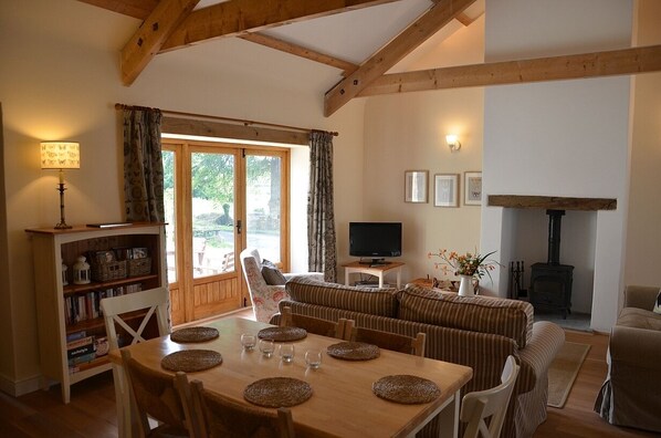 TV, peis, DVD-spiller og bøker