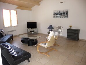 Fernseher, DVD-Player, Bücher, Arbeitsbereiche