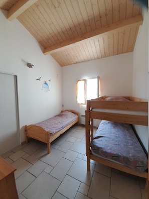 3 bedrooms, desk, iron/ironing board, travel crib