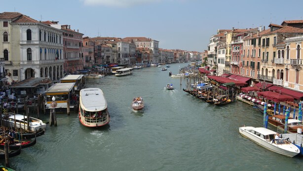 A canal with boats, buildings, and a bridge. - new renovated apartment 3 rooms - 2/5 persons, modern and well furnished. 8 minuts walk to S. Marco - (Venezia)