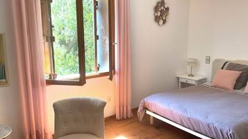1 camera, ferro/asse da stiro, culla da viaggio, lenzuola