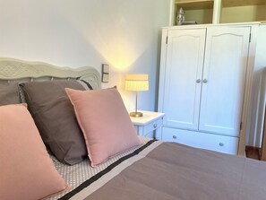 1 habitación, tabla de planchar con plancha y cuna de viaje 