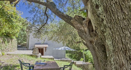 Pequeña casa para las vacaciones en plena naturaleza.