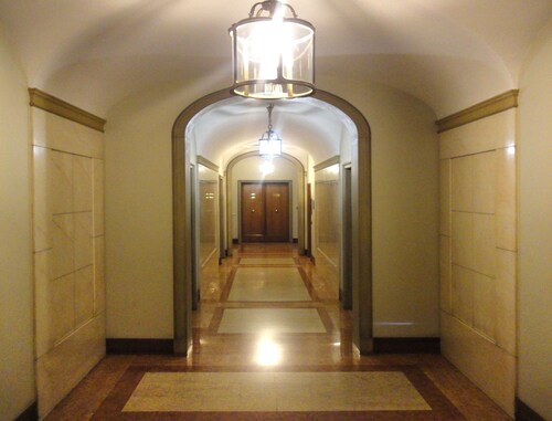 Dans le centre de Bologne avec des meubles prestigieux et des pièces antiques d'art