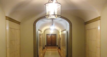 Dans le centre de Bologne avec des meubles prestigieux et des piĂšces antiques d'art