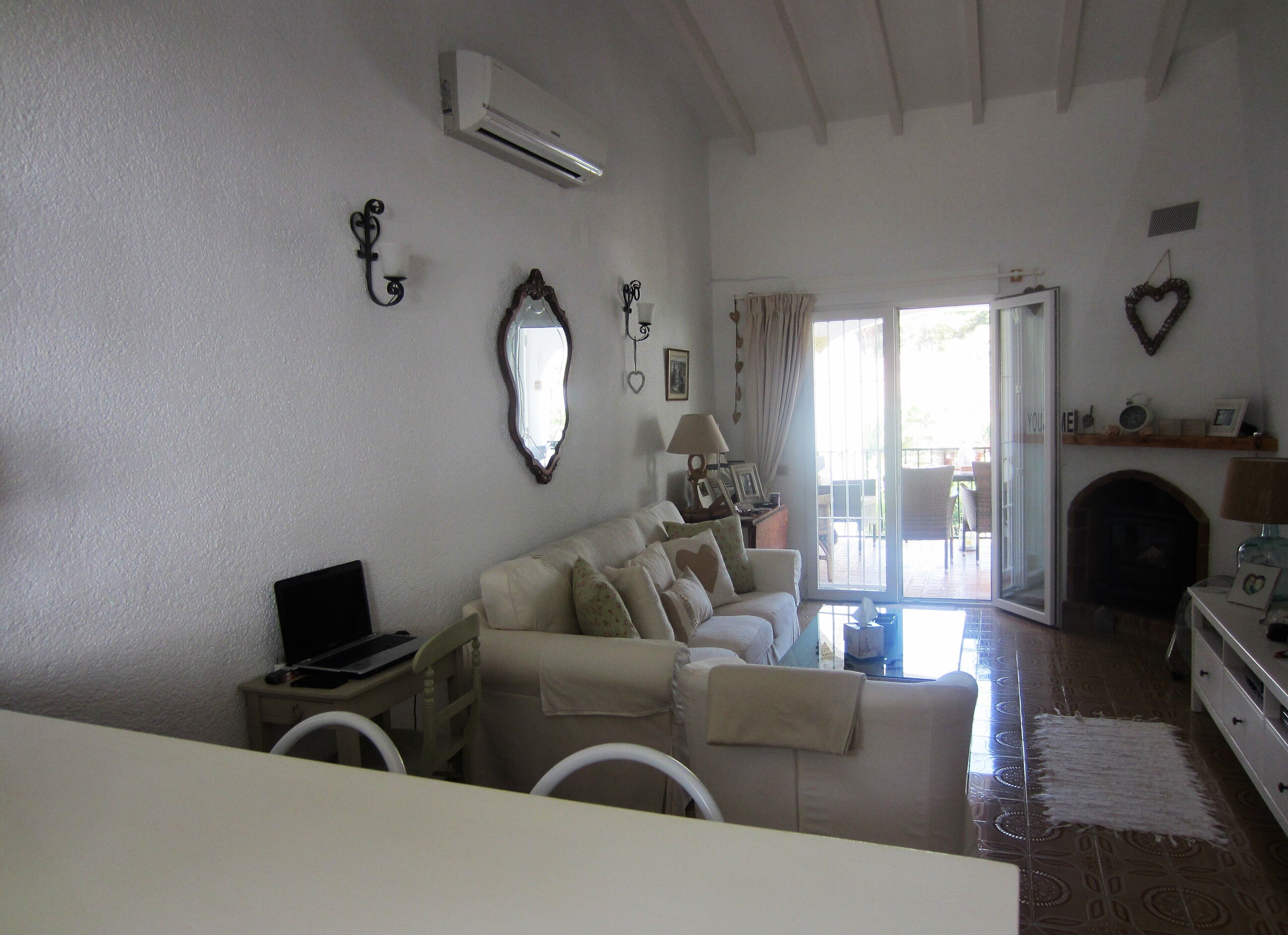 Una televisión, una chimenea, un reproductor de DVD