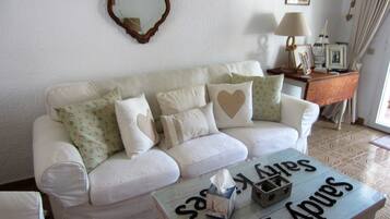 Een televisie, een open haard, een dvd-speler en een tafeltennistafel