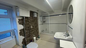 Badewanne, Haartrockner, Handtücher, Seife