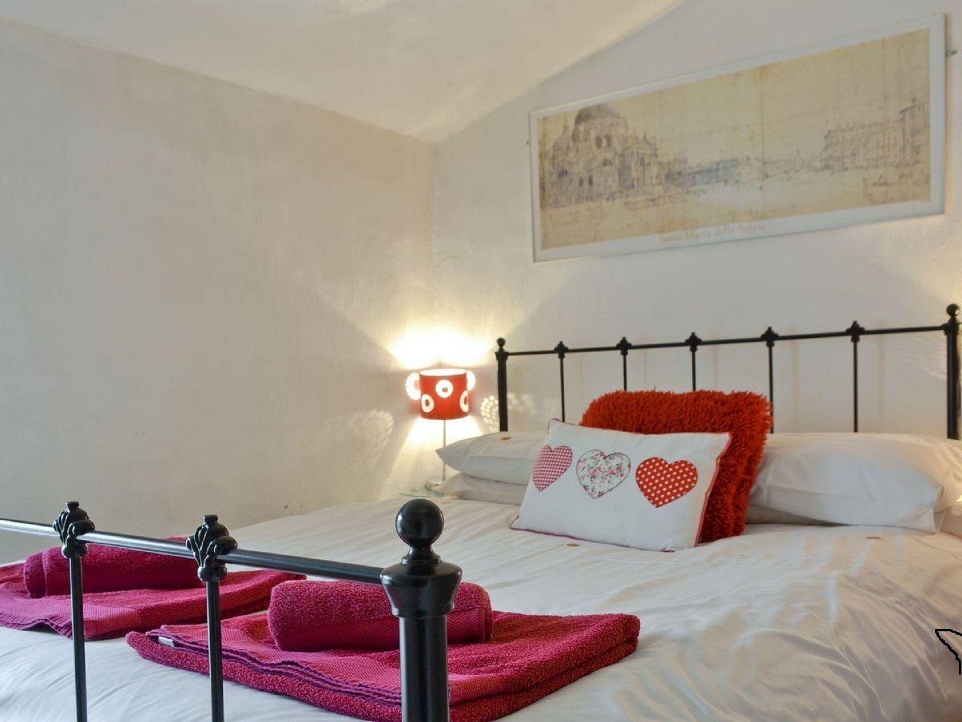 2 bedrooms, iron/ironing board, travel cot, free WiFi