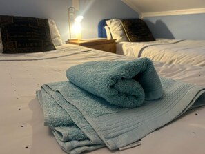 2 habitaciones, tabla de planchar con plancha y cuna de viaje 