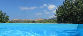 オリーブの木立を見下ろすプール付きの素敵な戸建3ベッドルーム戸建ヴィラ