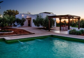 A modern house with a swimming pool, a covered patio, and a garden with trees and shrubs. - RURAL HOUSE WITH PRIVATE POOL 4 KM FROM ROUND Wifi                         (Ronda)