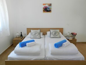 4 bedrooms, desk, soundproofing, iron/ironing board