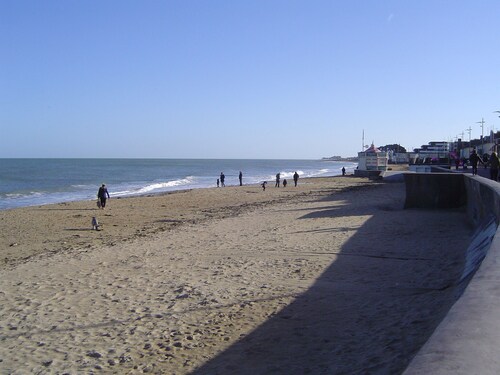 2* COURSEULLES /MER Apart BALCONY COURTYARD BBQ GARDEN SALON WIFI GARDEN VIEW.