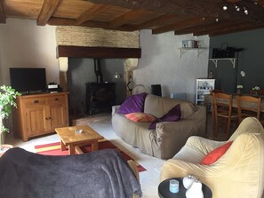 Una televisión, videojuegos, un reproductor de DVD, libros