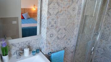 Doccia, asciugacapelli, bidet, asciugamani