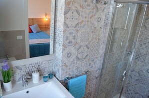 Douche, séchoir à cheveux, bidet, serviettes fournies