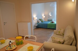1 Schlafzimmer, Schreibtisch, WLAN, Bettwäsche