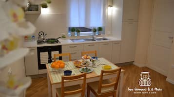 Kühlschrank, Ofen, Herdplatte, Wasserkocher mit Kaffee-/Teezubehör