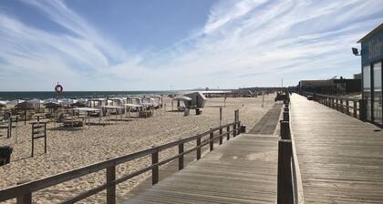 Modern apartment - panoramic views - huge balcony & roof terrace - sleeps 6