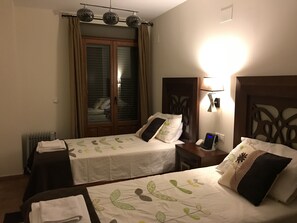 2 chambres, fer et planche à repasser, Wi-Fi gratuit, draps fournis