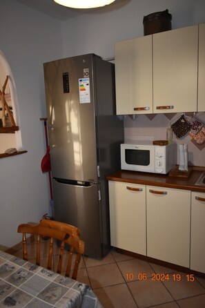 Réfrigérateur, four à micro-ondes, un four, surface de cuisson