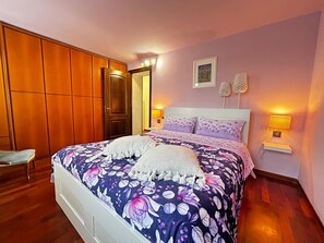 3 bedrooms, iron/ironing board, travel cot, free WiFi