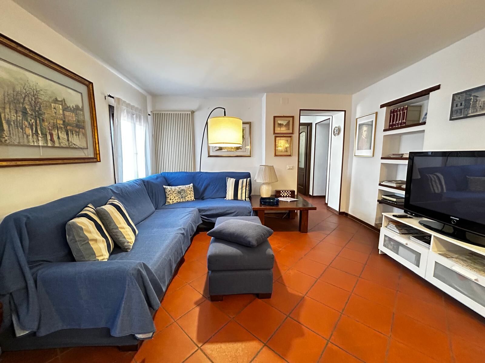 Smart TV, caminetto, tavolo da ping pong, libri